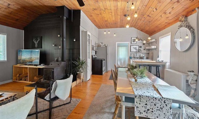 Pocono Pines Casa | Romantic Pet-Friendly Bungalow