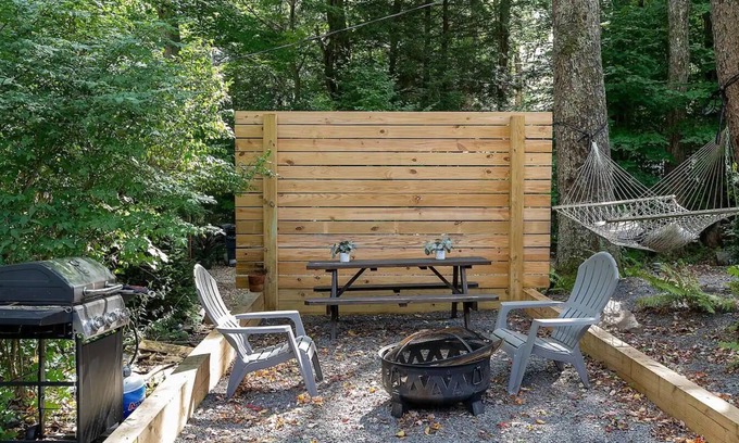 Pocono Pines Casa | Romantic Pet-Friendly Bungalow Escape