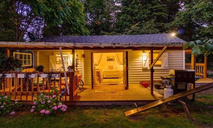 West Hazel Dell Cabaña | Romantic, Pet friendly Hideaway minutes from downtown VAN, PDX & Portland
