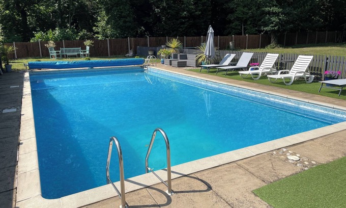Aylmerton Apartamento | Romantic Pond view Orpington studio with outdoor swimming pool. Pet friendly