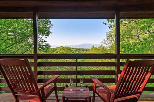 Sevierville Casa | Romantic, Private Cabin in Smokies Hot Tub Firepit
