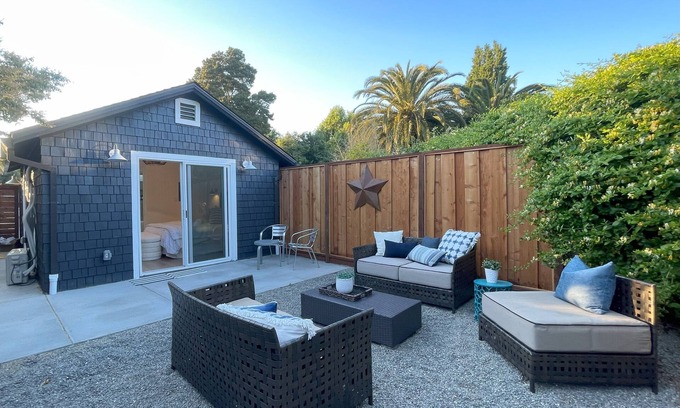Strawberry Cabaña | Romantic & Private Cottage for Two!
