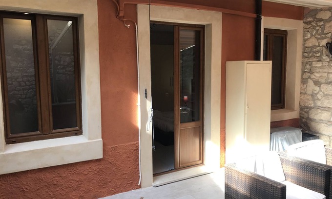 Est Apartamento | Romantic, Quiet apartment with private Garden/patio with all amenities