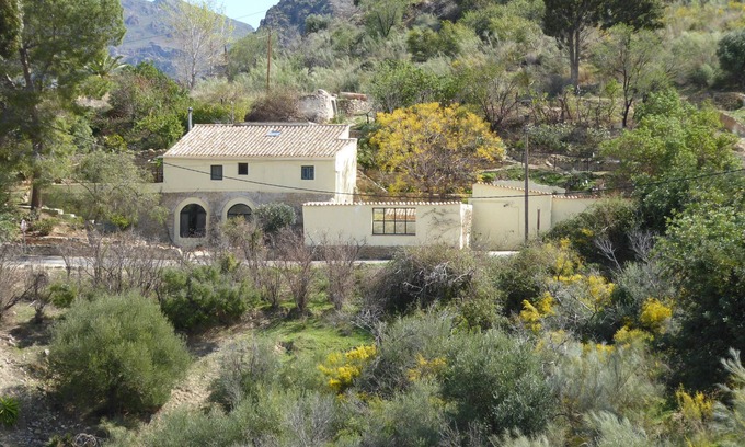 El Cortijo Grande Villa | Romántico molino restaurado con piscina en jardines privados. Wi-Fi gratis.