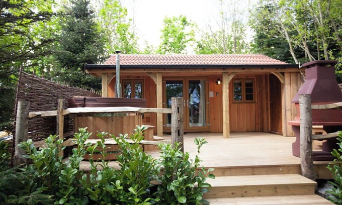 Hythe Cabina | Romantic retreat. Private and peaceful wooded location. Private hot tub.
