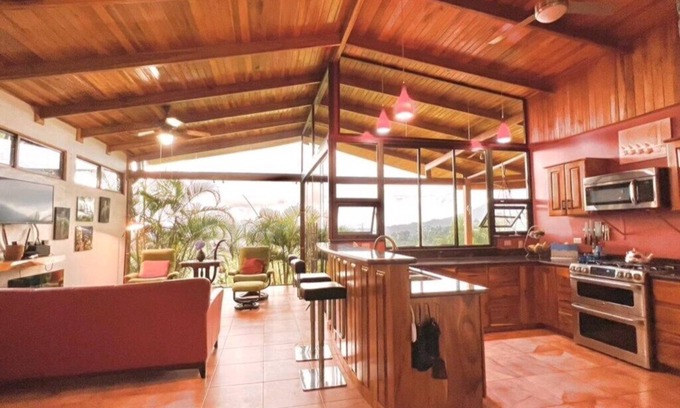 La Fortuna Casa | Romantic Retreat Volcano View! River Trail!