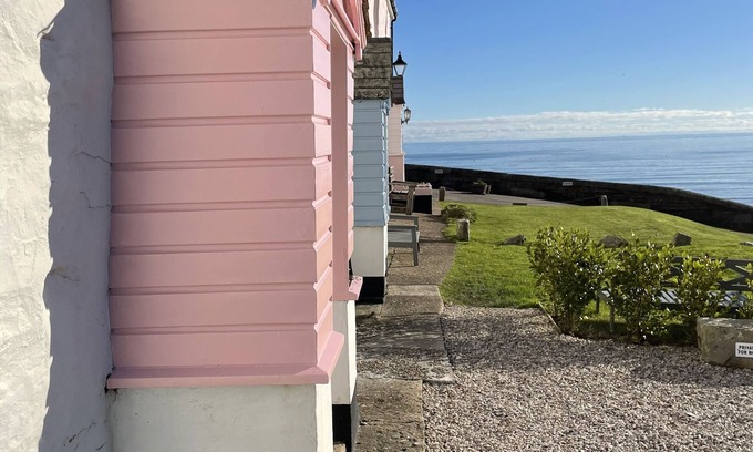 Charlestown Cabaña | Romantic seaside cottage overlooking harbour with free on site parking for one