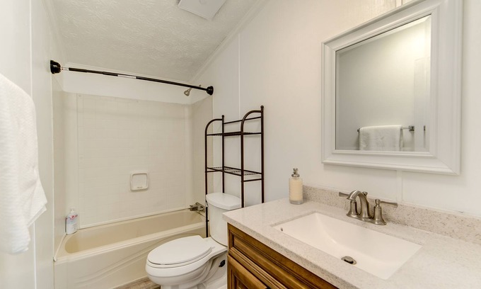 Bartlesville Cabaña | Romantic secluded cottage on 5 acres