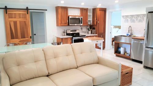 Downtown Historic District Casa | Romantic Secret Garden - Marble Floors & Bath DT Just 2 Blocks Beach Only 3 Miles