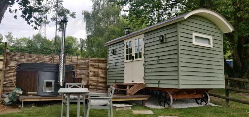 Hollingbourne Casa | Romantic Shepherds hut with stunning sunsets