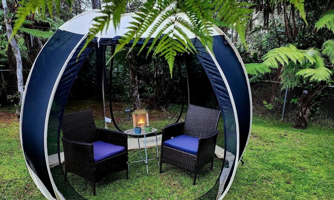 Ohia Estates Cabina | Romantic singing Cottage, soak hot tub, outdoor shower 5min to HI volcano park