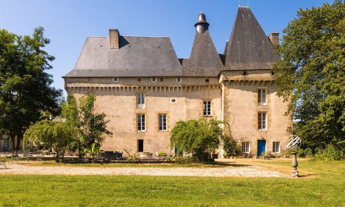 Chalais Apartamento | Castillo vintage en Chaleix con piscina compartida