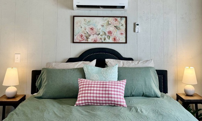 Mena Cabaña | Romantic studio cottage, ride 2 Wolf Pen Gap, king, paved rd, fire pit, private.