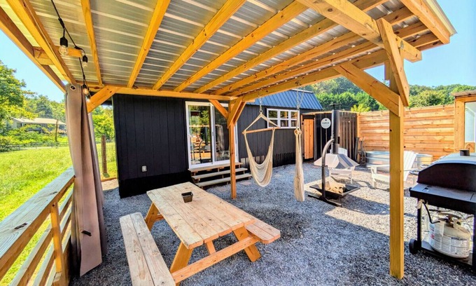 Newport Casa | Romantic Tiny Home in Goat Farm w King Bed Outdoor Tub Sauna