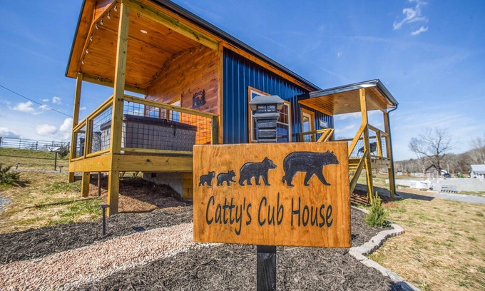 Sevierville Cabina | ⛰🐻Romantic Tiny Home ❤️ Wi-Fi Hot Tub Fire Pit
