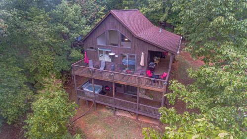 Cleveland Casa | Romantic Tip Top Hideaway, 10 MINUTE FROM HELEN WATER TUBING, BOOK 2 NIGHTS GET 1 NIGHT FREE