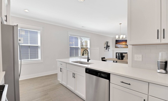 Palmetto Dunes Villa | Romantic Villa w/Jetted Tub 5 Mins from Beach, desk, Smart TV