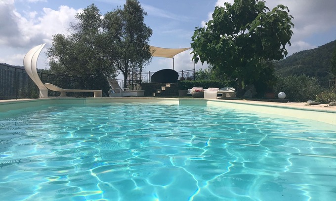 Dolceacqua Villa | Villa Lenivada romántica con vistas, piscina y Aussenwhirlpol