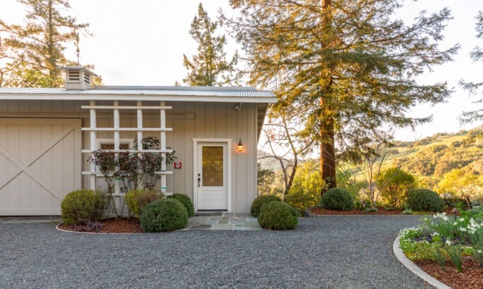 Cloverdale Cabaña | Romantic wine country getaway, close to fine dining/wineries.