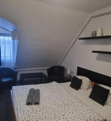 Tatabanya Cama Y Desayuno | Romantik Étterem - Panzió