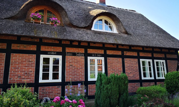 Muritz Otro | Romantische Reetgedeckte Bauernhaushälfte in Alt Rehse