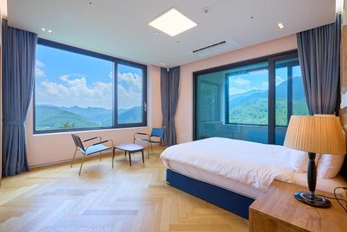 Jeongseon Casa | Romyzian Garden Mountain House