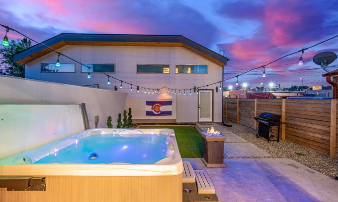 Overland Casa | Roof Top Patio, Hot Tub, & Minutes from Downtown!
