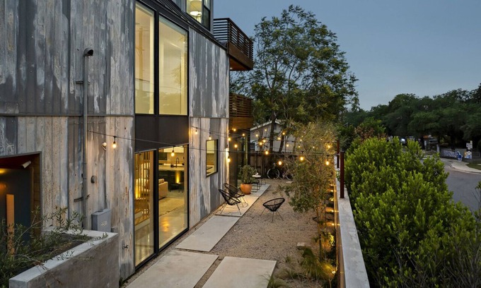 Holly Casa | Rooftop Deck, DT City Views, Modern Eastside Oasis