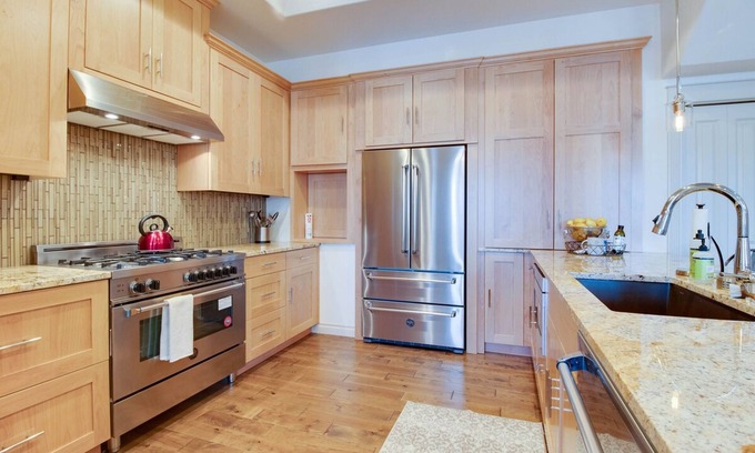 Bend Apartamento | Rooftop Deck Walk to River Downtown Fire pit