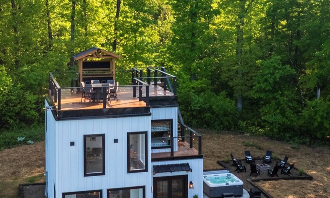 New Plymouth Casa | Rooftop deck with AMAZING Views, Fire table, Bar, Hot tub and Pet Friendly!