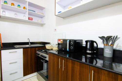Thompson Estate Apartamento | Rooftop Luxe with Queen Bed, Gym and Netflix