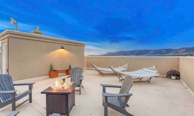 Monument Casa | Rooftop Patio, Hot Tub, EV charging, Mtn views, close to AFA!