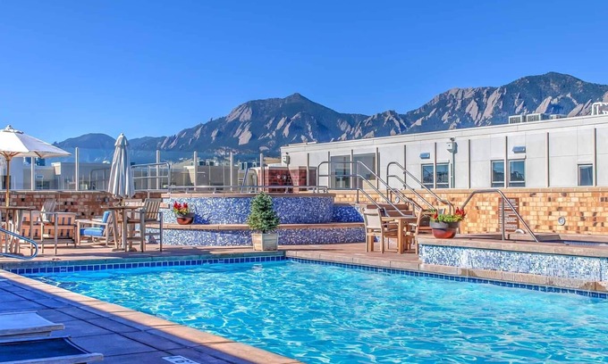 Central Boulder Condominio | Piscina en la azotea, vistas a la montaña! New Exec Rental @ The Upscale Peloton West