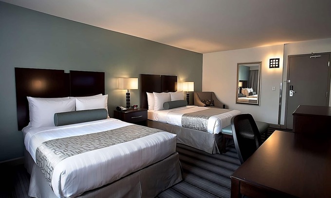 Downtown Chicago Hotel | Rooftop Relaxation w/ Pool + Gym | Walk to Millennium Park and Chicago Riverwalk