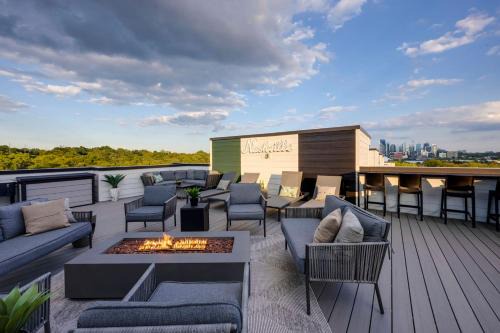 Haynes Area Casa | Rooftop Skyline Views DT Nash Sleeps 12