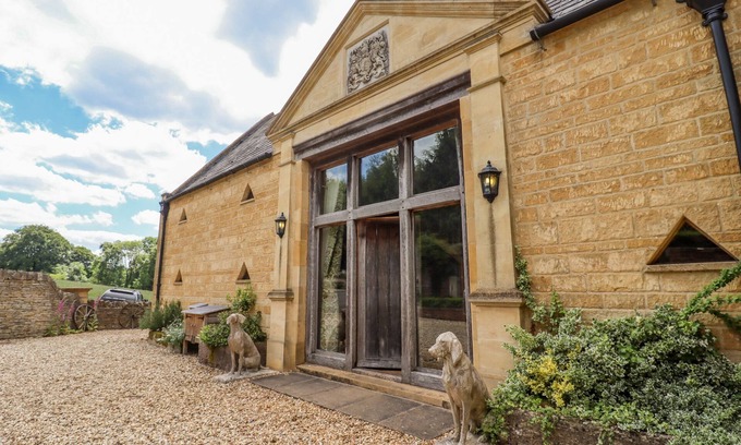 Broadway Cabaña | ROOKERY HALL, family friendly, luxury holiday cottage in Broadway