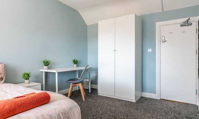 Castle Donington Casa | Room 2 double with a work space