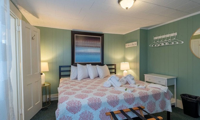 Weirs Beach Casa | Room 2 (Second Floor Private Bathroom)