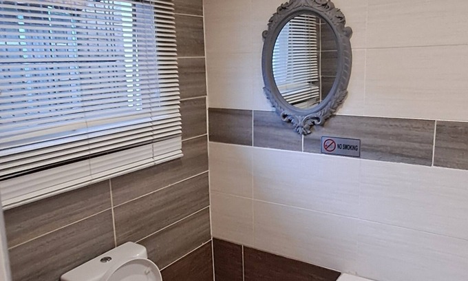 Maseru Cama Y Desayuno | Room 2 - with Bathtub