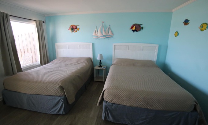 Topsail Beach Hotel | Room#204 Standard 2 Double Beds Pets Yes