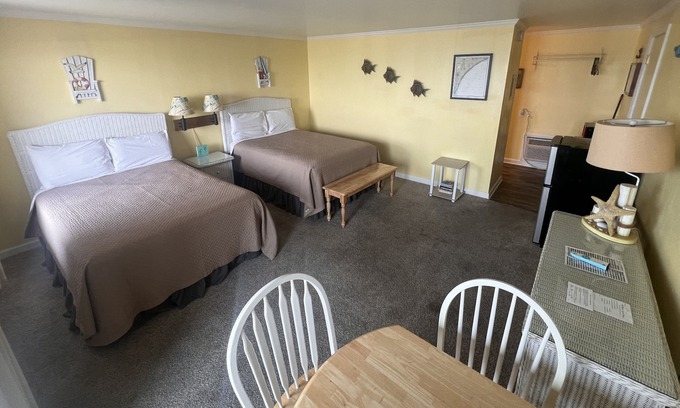 Topsail Beach Hotel | Room#208 Standard 2 Double Beds Pets Yes