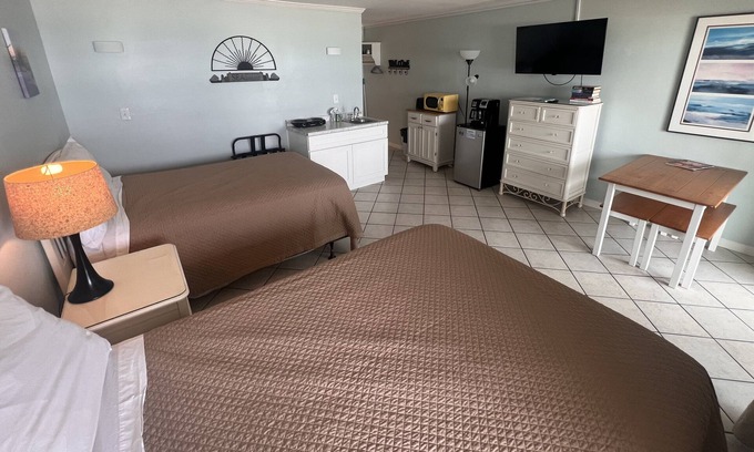 Topsail Beach Hotel | Room #314 Mini Efficiency 2 Double Beds Pets Yes
