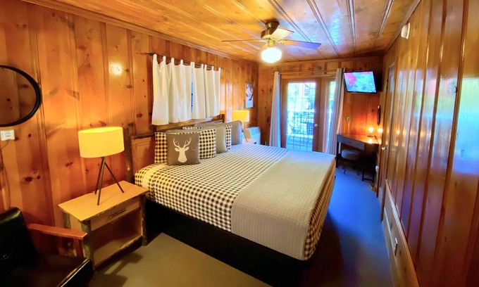 Downieville Casa | Room 5 - King Kitchenette