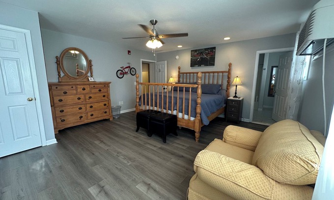 Frankford Cama Y Desayuno | Room 5 - The Inn at Dirickson Creek -- King bed, Two twins, Perfect for Families