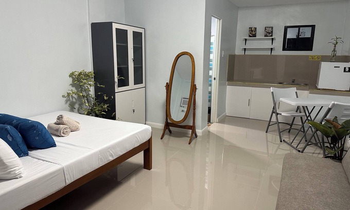 San Lorenzo Apartamento | Room 806 @ Pennington Inn, Guimaras