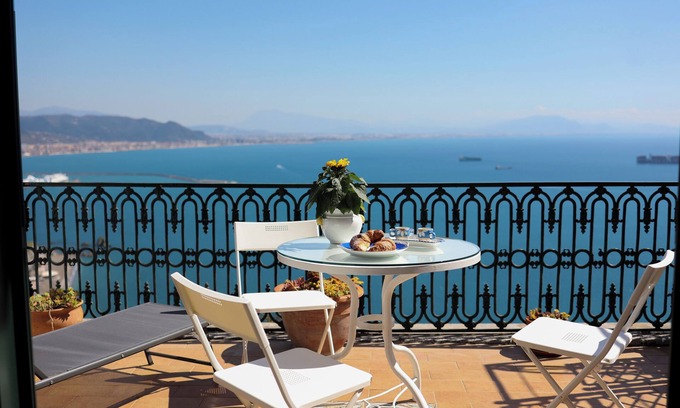 Raito Apartamento | Room (Albori) Your Terrace on the Coast .