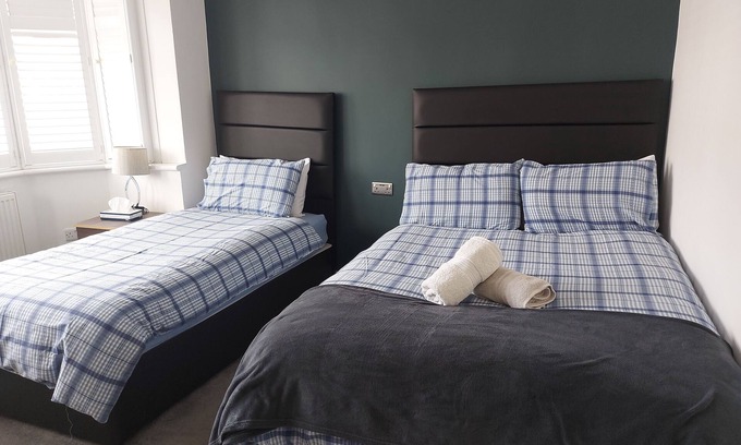 Queensbury Casa | Room-apple House Wembley - Family Room w