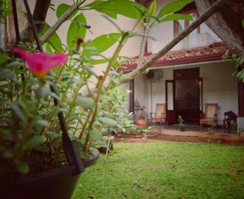 Pamankada East Casa | Room by the MANGO TREE