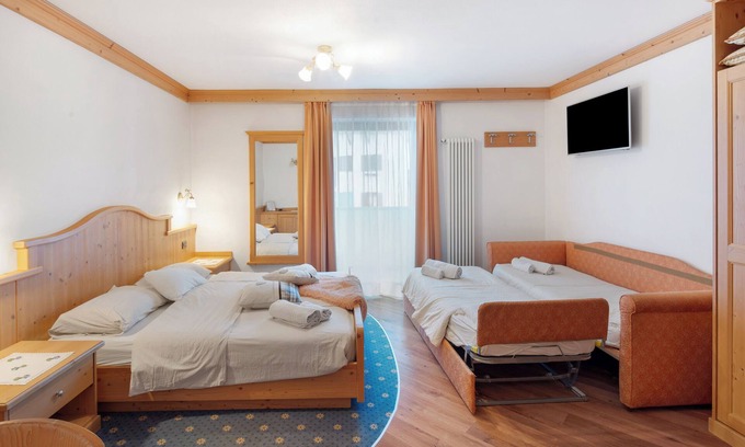 Fontanazzo Apartamento | Habitación 'Camera Quadrupla Genzianella' con vistas a la montaña, terraza compartida y Wi-Fi