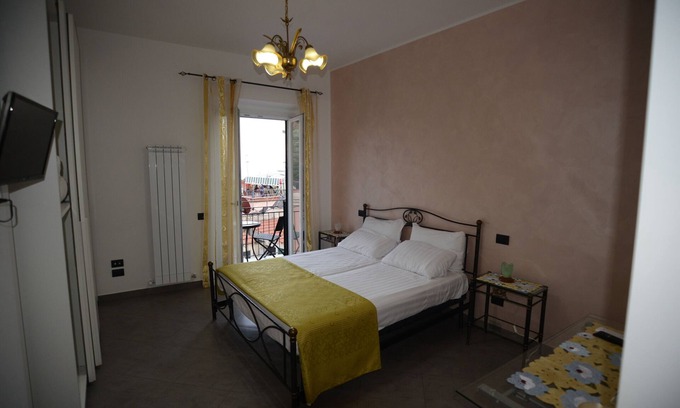Cetara Apartamento | Room 'Camera Libeccio Sea View' with Sea View, Wi-Fi and Air Conditioning